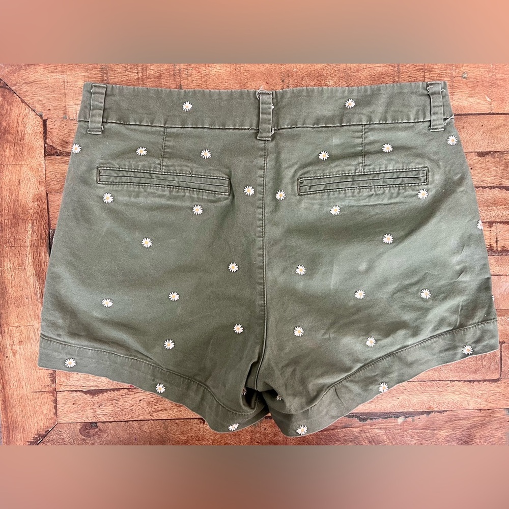 Old Navy Mid-Rise Every Day Shorts Green Khaki White Daisy Embroidered 6 EUC - Picture 2 of 6